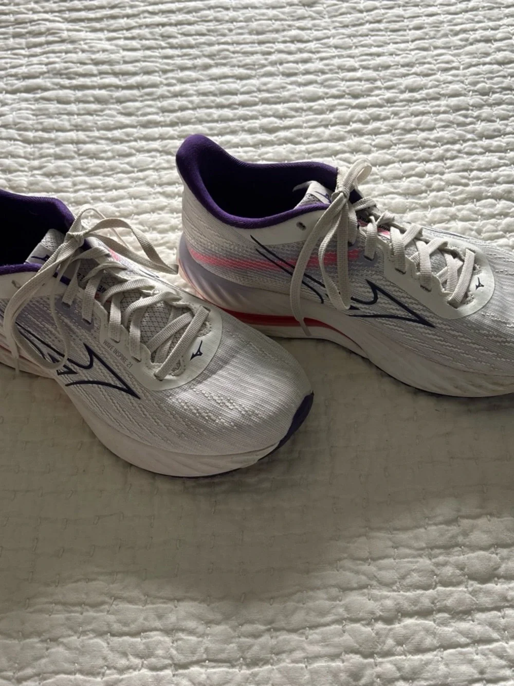 Mizuno Wave Inspire 21 Women's White Running Shoes with Purple Accent